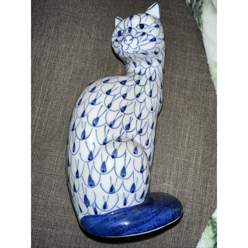 Andrea by Sadek Cat Hand Painted Blue & White Fishnet Pattern Herend Style Vtg